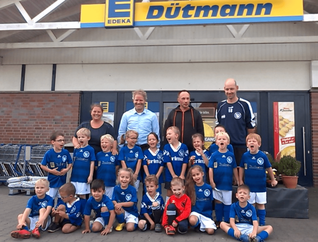 Edeka Dütmann in Holzhausen sponsert Trikots der Minis des BSV Holzhausen