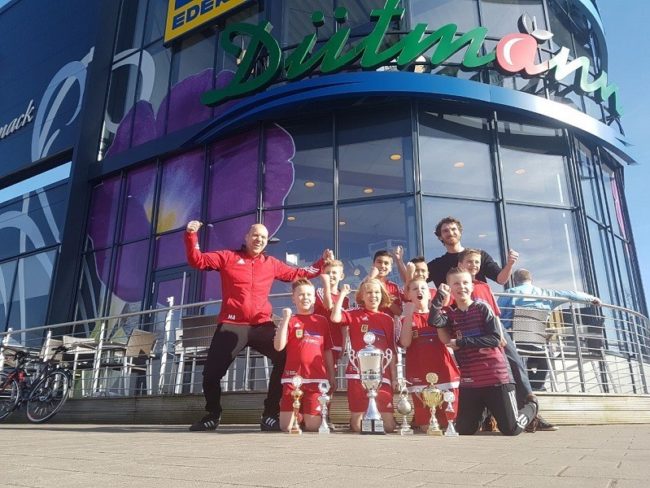 Neue Trikots für Nachwuchskicker