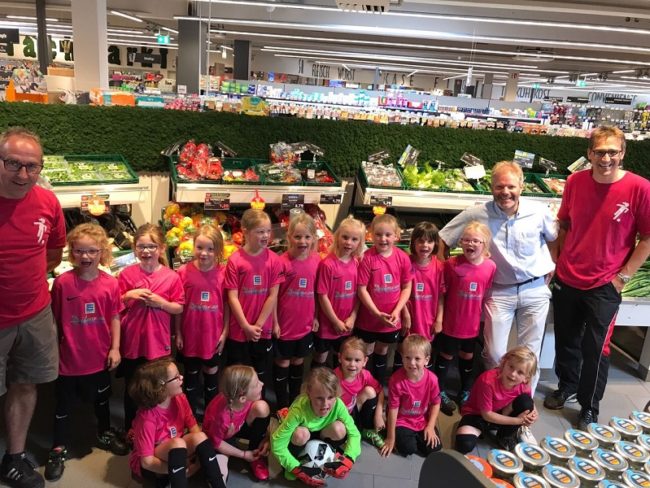 Edeka Dütmann unterstützt G-Mädchen des TuS Eintracht Rulle