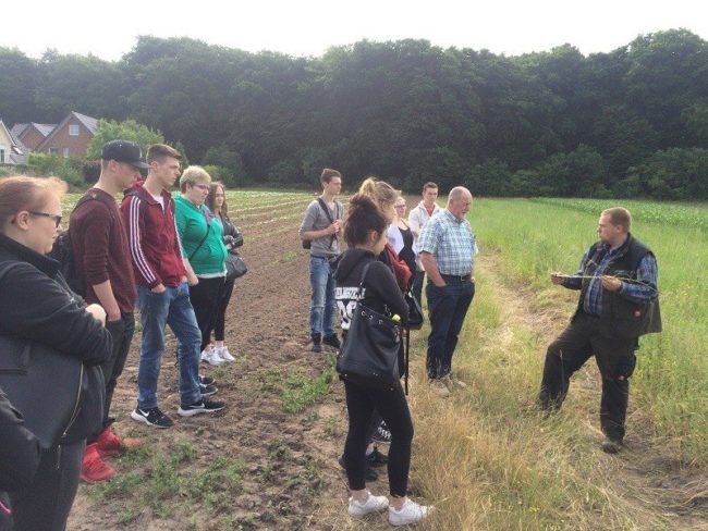 Dütmann Azubis besichtigen Bauernhof Kohlbrecher