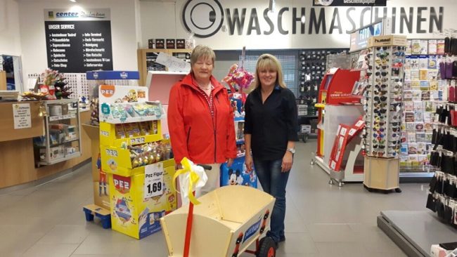 Edeka Dütmann verlost Milram Bollerwagen