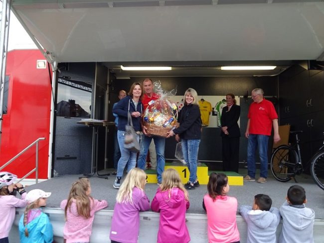 Dütmann überreicht 100€ Präsentkorb an Sieger